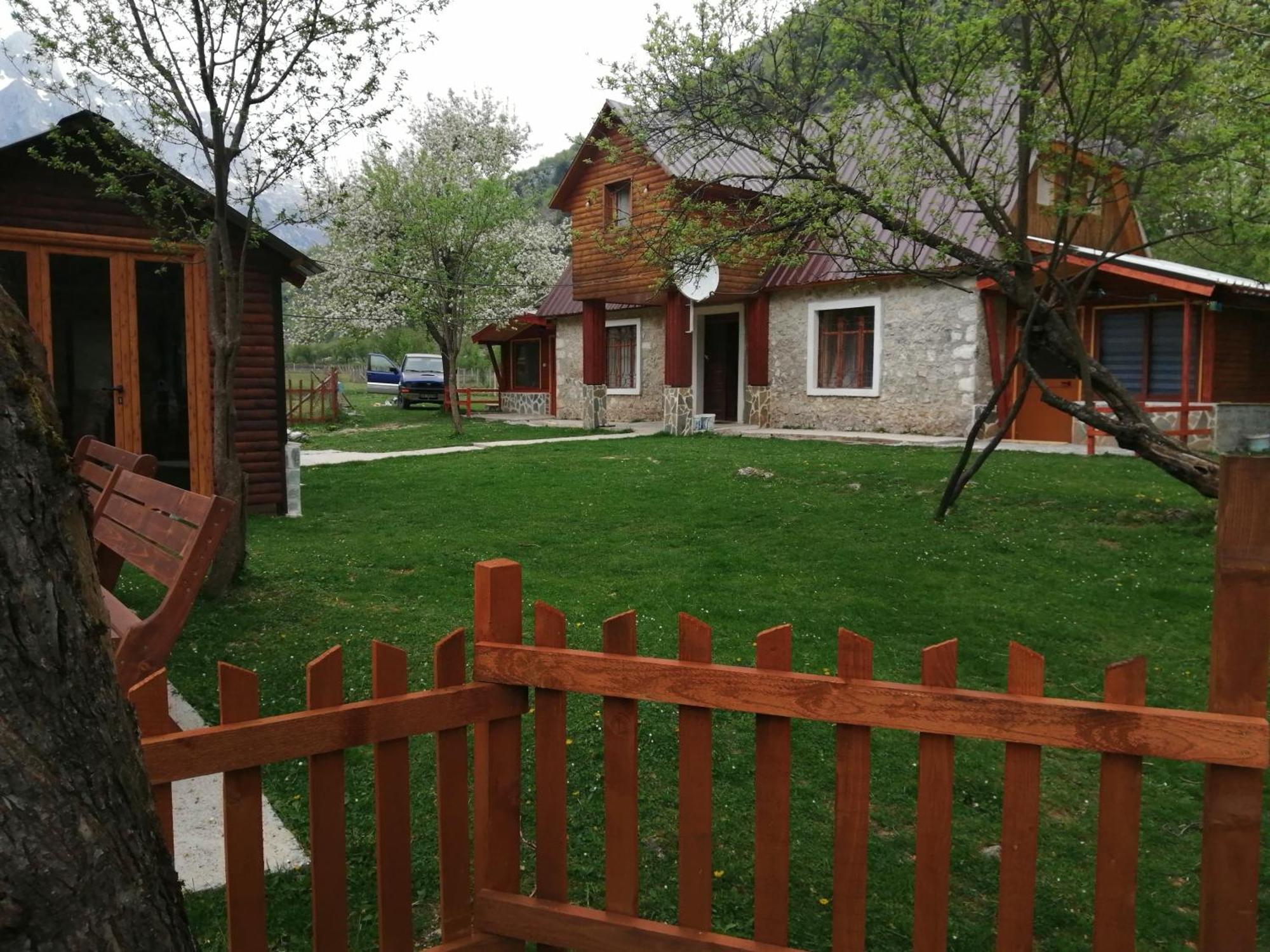 Bujtina Pllumi Theth Bed & Breakfast Eksteriør bilde